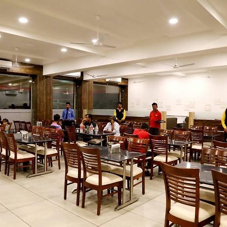 Virat Hotel & Guest House Rādhanpur Esterno foto