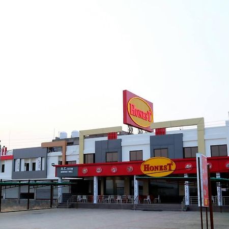 Virat Hotel & Guest House Rādhanpur Esterno foto