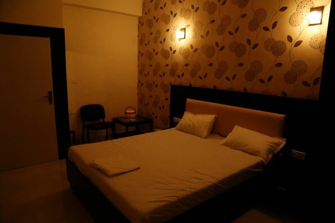 Virat Hotel & Guest House Rādhanpur Esterno foto