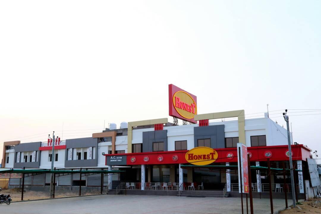 Virat Hotel & Guest House Rādhanpur Esterno foto